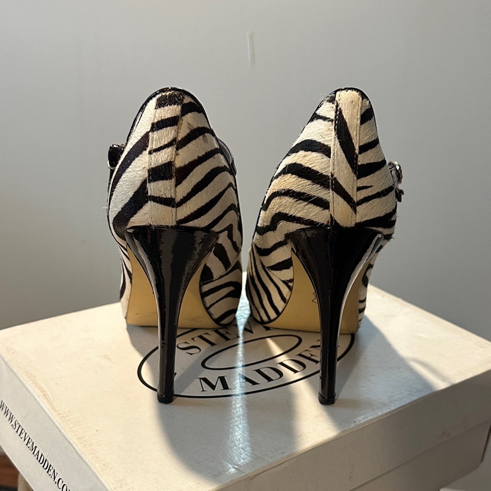 Steve Madden Black and Cream Striped Heels - Picture 2 of 4